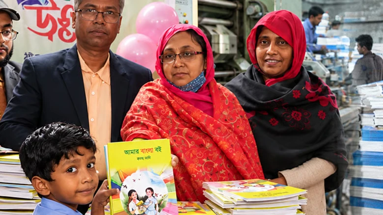 পাঠ্যপুস্তকে নতুন তথ্য সংযোজনের বিষয়ে বৈঠক করছেন শিক্ষাসংশ্লিষ্ট কর্মকর্তারা।