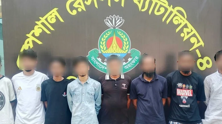 পল্লবী ও রূপনগর এলাকায় অভিযান চালিয়ে গ্রেপ্তারকৃত সন্ত্রাসীদের কাছ থেকে উদ্ধারকৃত অস্ত্র ও মাদক।