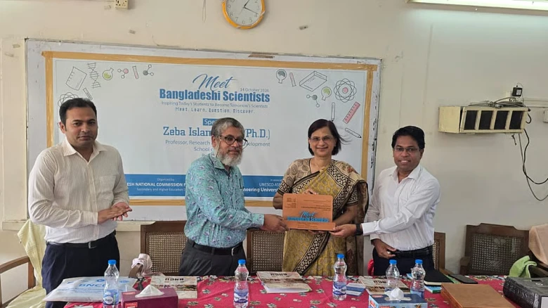 ইঞ্জিনিয়ারিং ইউনিভার্সিটি স্কুল অ্যান্ড কলেজে মিট বাংলাদেশি সায়েন্টিস্ট অনুষ্ঠানে বক্তব্য দিচ্ছেন বিজ্ঞানী জেবা ইসলাম সেরাজ।