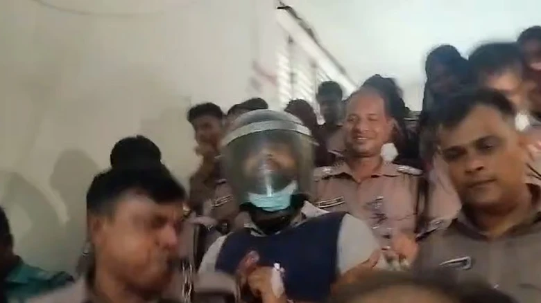 আয়াসের জামিন শুনানিতে বিচারকের সামনেই আইনজীবীদের হাতাহাতি