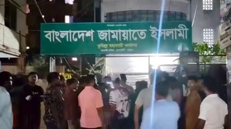 ঘটনার পর কুমিল্লায় জামায়াত কার্যালয়ের সামনে ভাঙচুর হওয়া গাড়ি ও ছড়িয়ে-ছিটিয়ে থাকা কাচের টুকরা।