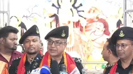 রাজধানীর মিরপুর কেন্দ্রীয় মন্দির পরিদর্শনের সময় সাংবাদিকদের সাথে কথা বলেন এসআরবি ফোর্সেসের মহাপরিচালক মো. আহসান হাবীব পলাশ।