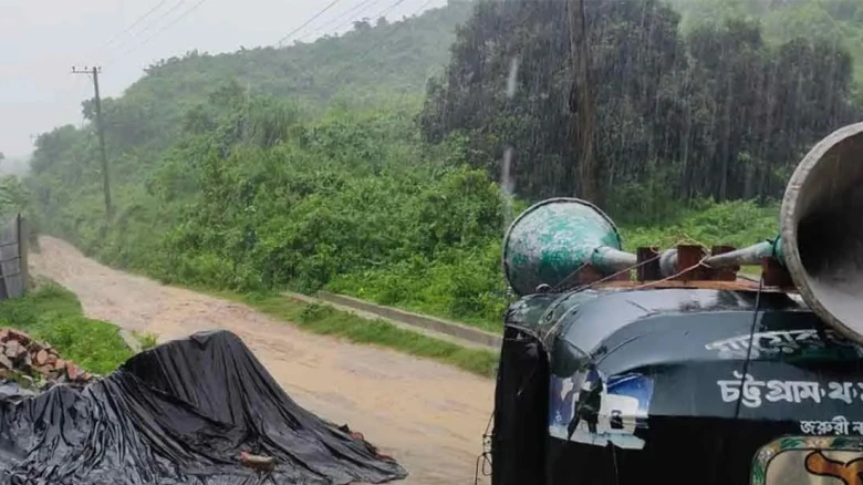 টানা বৃষ্টিতে চট্টগ্রামে পাহাড়ধসের শঙ্কা, প্রশাসনের মাইকিং