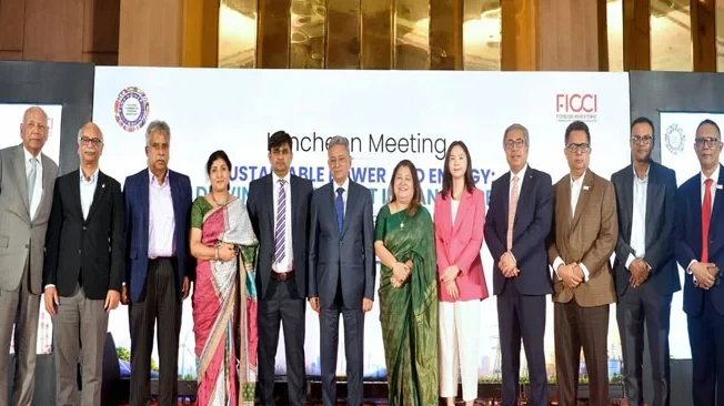 রাজধানীর ইন্টারকন্টিনেন্টাল হোটেলে আয়োজিত এফআইসিসিআইর আলোচনা সভায় বক্তব্য দেন অতিথিরা।
