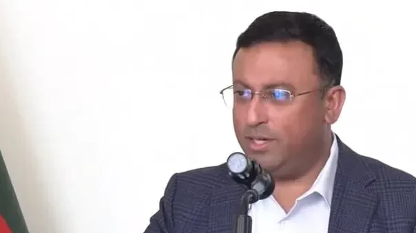 পররাষ্ট্র মন্ত্রণালয়ে সাংবাদিকদের সঙ্গে কথা বলছেন পররাষ্ট্র প্রতিমন্ত্রী হুমায়ুন কবির।
