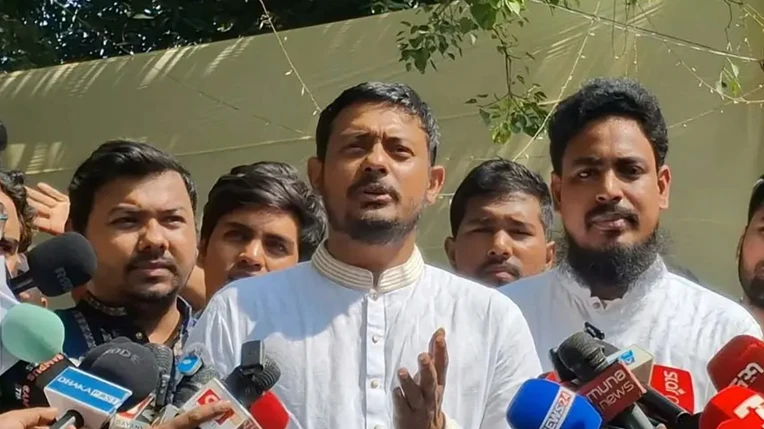 ঢাকেশ্বরী মন্দিরে শারদীয় দুর্গাপূজার শুভেচ্ছা বিনিময়কালে বক্তব্য দেন জাতীয় নাগরিক পার্টির (এনসিপি) মুখ্য সমন্বয়ক নাসীরুদ্দীন পাটওয়ারী।