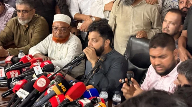 আত্মরক্ষায় অস্ত্র হাতে নিয়েছিলাম: পদত্যাগের ঘোষণা ইশরাক হোসেনের