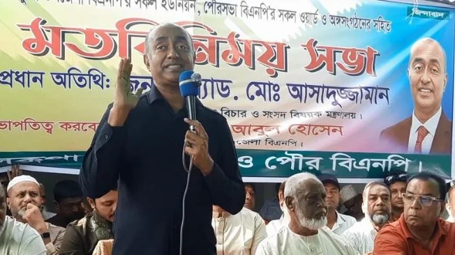 ঝিনাইদহের শৈলকুপায় দলীয় নেতাকর্মীদের সঙ্গে মতবিনিময় করছেন আইনমন্ত্রী মো. আসাদুজ্জামান।