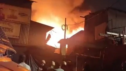 বাঘাযতীন বাজারে ভয়াবহ আগুন, পুড়ে ছাই অন্তত ১৫টি দোকান
