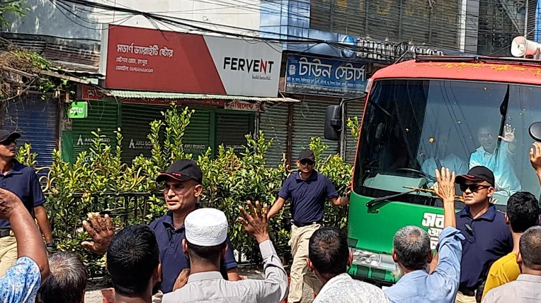 রংপুরের ধর্মসভা মন্দিরের পূজামণ্ডপে প্রধানমন্ত্রীর আগমন উপলক্ষে কড়া নিরাপত্তা ও মানুষের ভিড়।