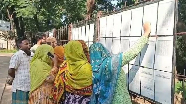 গাজীপুরের কোনাবাড়ীতে কেয়া গ্রুপের কারখানা এলাকায় শ্রমিকদের ভিড়।