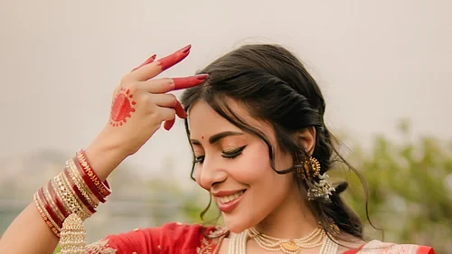 বিজয়া দশমীতে সেমন্তী সৌমীর সাবেকি লুক, নজর কাড়ছে ঐতিহ্যবাহী সাজ