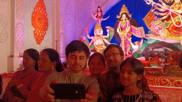 শারদীয় উৎসবে ছবি তোলার উন্মাদনা, স্মৃতির ফ্রেমে বন্দি মুহূর্ত