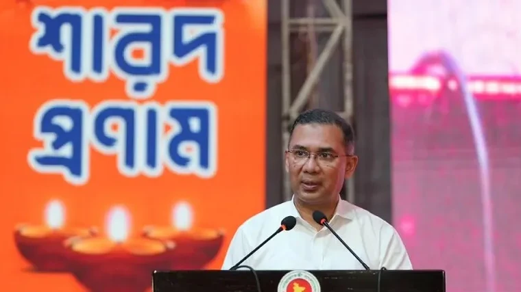 চট্টগ্রামের রহমতগঞ্জের জে এম সেন হল পূজামণ্ডপ পরিদর্শন ও সনাতন ধর্মাবলম্বীদের সঙ্গে মতবিনিময় করছেন প্রধানমন্ত্রী তারেক রহমান।