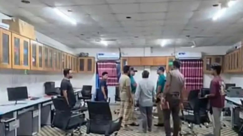 হাজারীবাগে কুরিয়ার সার্ভিসের কার্যালয়ে হামলা ও ভাঙচুর