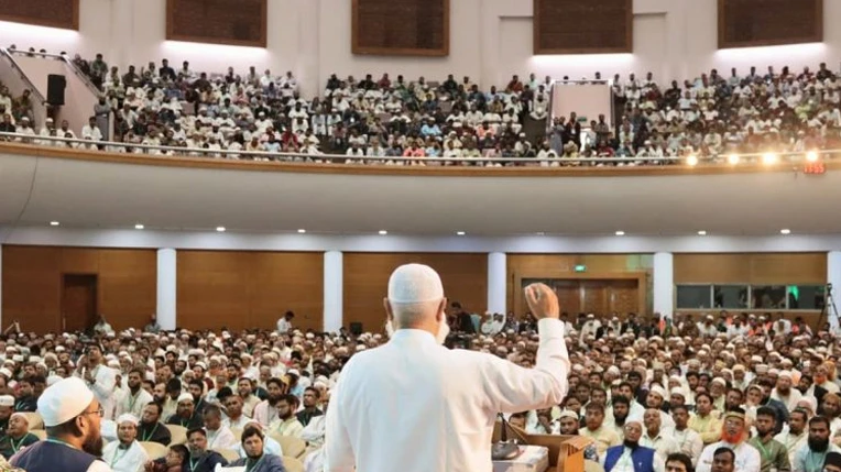 রাজধানীর আগারগাঁওয়ে বাংলাদেশ-চীন মৈত্রী সম্মেলন কেন্দ্রে জামায়াতে ইসলামীর ঢাকা মহানগরী উত্তরের রুকন সম্মেলনে বক্তব্য দিচ্ছেন দলটির আমির ডা. শফিকুর রহমান।