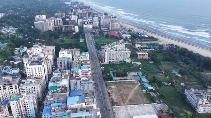 কক্সবাজারে অপরিকল্পিতভাবে গড়ে ওঠা হোটেল ও রিসোর্ট এলাকা।