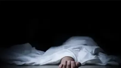 নারায়ণগঞ্জে কুবি শিক্ষার্থীর ঝুলন্ত মরদেহ উদ্ধারের পর ঘটনাস্থলে পুলিশ।