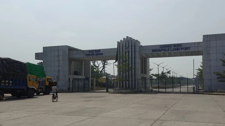 ছুটি শেষে বেনাপোল স্থলবন্দরে আমদানি-রপ্তানি কার্যক্রম চালুর পর কর্মব্যস্ত পরিবেশ।