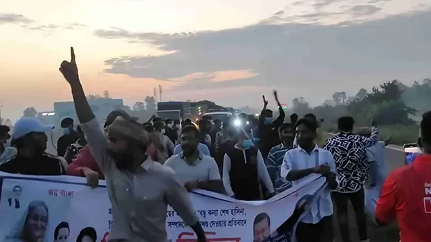 সিরাজগঞ্জে মহাসড়কে নিষিদ্ধ যুবলীগের ঝটিকা মিছিল ও পুলিশের ভূমিকা নিয়ে প্রশ্ন
