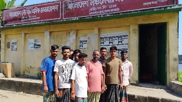 সুন্দরবনে জাহাজ ডুবি: বাঘের আতঙ্ক নিয়ে বাঁচলেন ১১ নাবিক