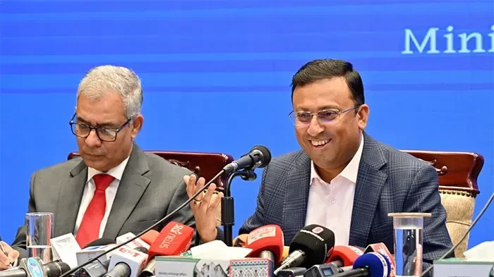 পররাষ্ট্র মন্ত্রণালয়ে প্রধানমন্ত্রী তারেক রহমানের জাপান সফর নিয়ে আয়োজিত সংবাদ সম্মেলনে কথা বলছেন পররাষ্ট্র প্রতিমন্ত্রী হুমায়ুন কবির।