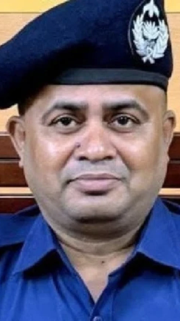 নিষিদ্ধ আ.লীগ সমর্থকের বাড়িতে ভূরিভোজ, প্রত্যাহার সেনবাগ ওসি